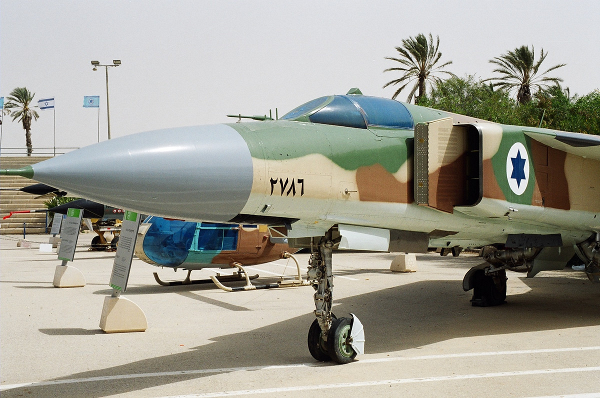 Thực tế chiến trường càng làm xấu đi danh tiếng của MiG-23. Trong các cuộc chiến như xung đột Arab-Israel, chiến tranh Iran-Iraq, và đối đầu Libya-Ai Cập, MiG-23 liên tục bị các máy bay phương Tây vượt mặt. Điển hình, trong cuộc chiến Arab-Israel, hơn chục chiếc MiG-23 của Syria bị tiêu diệt bởi F-15 và F-16 của Israel.