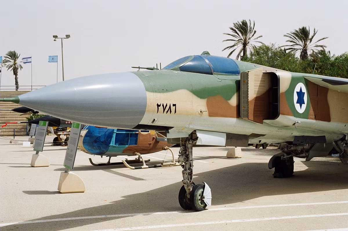 Thực tế chiến trường càng làm xấu đi danh tiếng của MiG-23. Trong các cuộc chiến như xung đột Arab-Israel, chiến tranh Iran-Iraq, và đối đầu Libya-Ai Cập, MiG-23 liên tục bị các máy bay phương Tây vượt mặt. Điển hình, trong cuộc chiến Arab-Israel, hơn chục chiếc MiG-23 của Syria bị tiêu diệt bởi F-15 và F-16 của Israel.