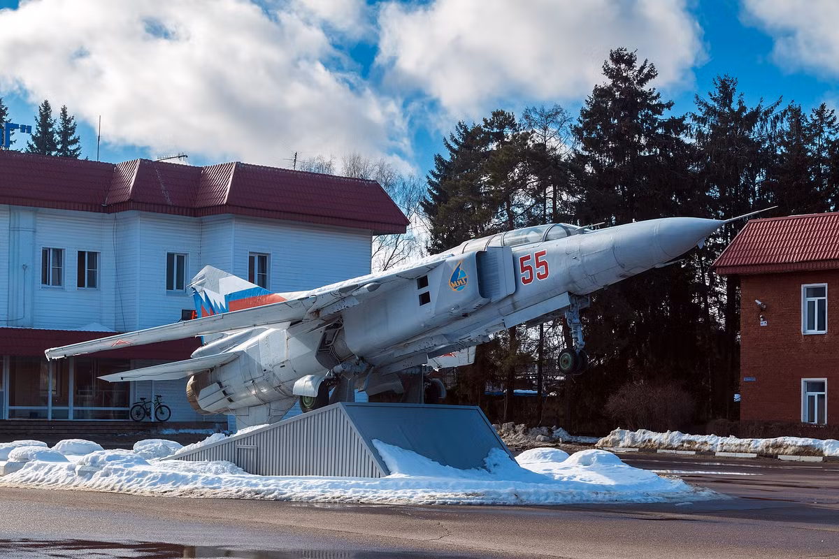 Dù có hồ sơ chiến đấu "đáng quên", MiG-23 vẫn để lại một số dấu ấn. Hệ thống bánh đáp chắc chắn giúp nó cất và hạ cánh trên các đường băng ngắn, thô sơ – điều mà nhiều máy bay phương Tây không thể làm được. Hơn nữa, thiết kế cánh cụp cánh xòe giúp nó đạt tốc độ siêu âm và bay ổn định trong nhiều điều kiện.