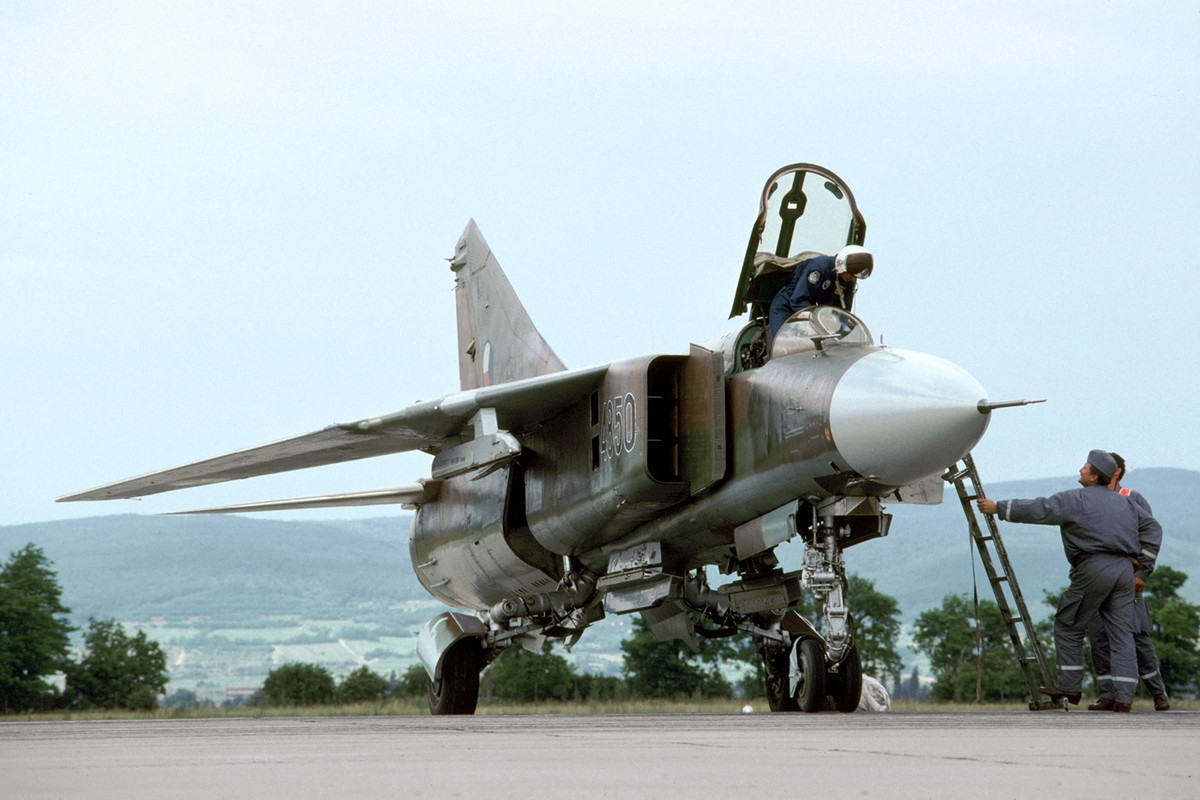 Đặc biệt, MiG-23 được sản xuất với chi phí tương đối thấp, biến nó trở thành một lựa chọn "kinh tế" cho nhiều quốc gia đồng minh của Liên Xô. Đến cuối Chiến tranh Lạnh, hơn 5.000 chiếc MiG-23 đã được chế tạo, bao gồm cả phiên bản xuất khẩu với tính năng giảm bớt để tránh bị sao chép công nghệ. Những biến thể này chủ yếu được cung cấp cho các nước đồng minh nhỏ, nhằm tăng cường mối quan hệ chiến lược của Liên Xô trong khu vực.