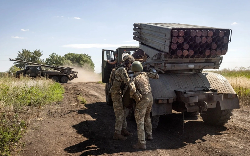 Đây chính là một chiến thuật của Quân đội Nga nhằm "làm tê liệt" tuyến tiếp tế của đối phương từ xa: sử dụng UAV để rải các chông sắt trên đường. Những chông sắt này sẽ đâm thủng lốp xe, khiến phương tiện giảm tốc độ hoặc phải dừng lại, từ đó trở thành mục tiêu dễ dàng cho các UAV cảm tử tấn công. Ảnh: New York Times.