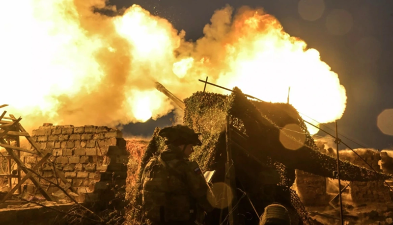 Theo báo cáo của tờ Rossiya Gazeta ngày 16/12, nguyên tắc của Quân đội Nga trong việc phong tỏa tuyến tiếp tế của kẻ thù là tấn công từ xa một cách an toàn. Sau khi khiến kẻ thù “kiệt sức”, họ sẽ tiêu diệt hoàn toàn. Chiến thuật này đã phát huy hiệu quả đáng kể tại khu vực Kursk. Phóng viên của báo đã tận mắt chứng kiến việc áp dụng chiến thuật này trong thực chiến. Ảnh: Sputnik.