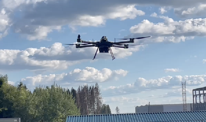 Tuy nhiên, ngay cả tuyến đường di chuyển bộ cũng bị các UAV của Nga giám sát chặt chẽ. Hễ có nhóm bộ binh xuất hiện, lập tức sẽ bị pháo binh hoặc UAV tấn công. Đây chính là trường hợp vừa xảy ra. Chiếc xe tải, do lốp bị đâm thủng, phải dừng lại trên đường, trong khi khu vực đất trống bên cạnh không thích hợp để xe di chuyển. Ảnh: Izvestia.