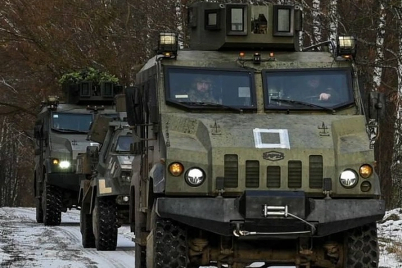 Kết quả xảy ra như dự đoán. Chưa đến 200 mét trước lối vào một khu rừng, chiếc xe tải dừng lại. Tài xế xuống xe, loay hoay bên lốp xe trước. 30 giây sau, 5 binh sĩ Ukraine nhảy xuống xe và chạy về phía khu rừng. Người đầu tiên chưa chạy được 5 mét thì một vụ nổ xảy ra, khiến ba binh sĩ Ukraine phải vội vàng tháo chạy. Ảnh: Avia.pro.