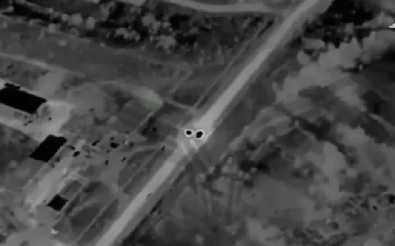 Hai phút sau, vụ nổ thứ hai rung chuyển cả khu vực. Một máy bay không người lái cảm tử đã đánh trúng chiếc xe, phá hủy nó và chặn đường. Thống kê tổn thất hàng ngày của Quân đội Ukraine lại thêm một chiếc xe tải. Ảnh minh họa: Bộ Quốc phòng Nga.