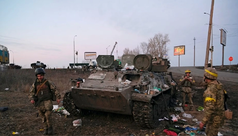 Điều này đã xảy ra trước đây. Cách đây không lâu, những người điều khiển máy bay không người lái của Nga đã phát hiện ra một nhóm quân nhân Ukraine bất cẩn đang cố gắng cứu một chiếc xe tải bị hư hỏng. Ảnh minh họa: Reuters.