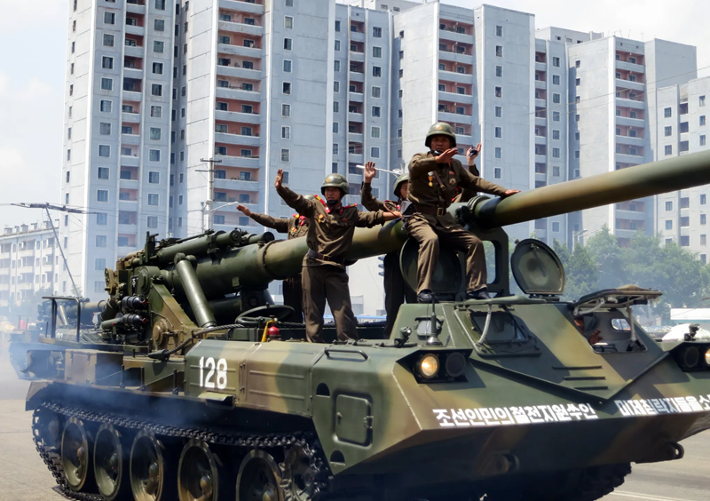 Đặc điểm chết người nhất của pháo Koksan là khả năng tấn công mục tiêu từ khoảng cách xa. Với đạn thông thường, nó có tầm bắn lên tới 40 km, và khi sử dụng đạn pháo có hỗ trợ tên lửa, tầm bắn có thể đạt tới 60 km. Ảnh: Wikimedia Commons Picasa.