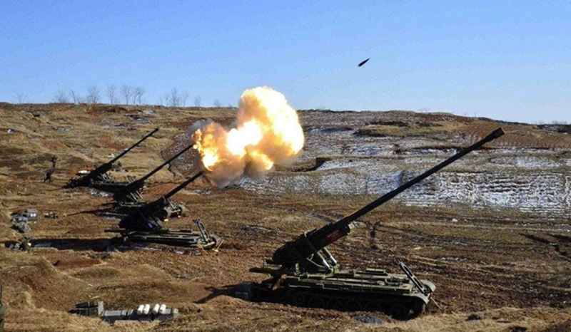 Ngày 15/11, trang tin Hy Lạp Pentapostagma đưa tin, một bức ảnh lan truyền gần đây trên mạng cho thấy hệ thống pháo tự hành “Koksan” do Triều Tiên sản xuất đang được vận chuyển tới Nga. Ảnh minh họa.