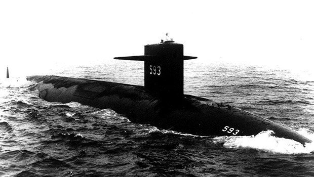 Sự mất mát của USS Thresher là một trong những tai nạn nghiêm trọng nhất trong lịch sử Hải quân Mỹ, nhắc nhở chúng ta về những nguy hiểm tiềm ẩn trong các hoạt động tàu ngầm, ngay cả với công nghệ tiên tiến nhất. Thảm họa này không chỉ cướp đi 129 mạng sống, mà còn làm rung chuyển niềm tin vào sự an toàn của hạm đội tàu ngầm hiện đại của Mỹ. (Nguồn ảnh: The National Interest, Wikipedia, National archives, US Naval Institute).
