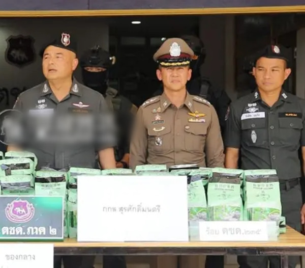 Trong lúc nước mắt lưng tròng, nữ sinh kể lại rằng cha mẹ cô đã ly hôn từ khi cô còn nhỏ, cô được ông bà ngoại nuôi dưỡng. Người cha lâu lâu mới liên lạc với Pancharat một lần, trước đây cũng từng nhờ cô chở hàng hộ nhưng không tiết lộ đó là hàng gì.