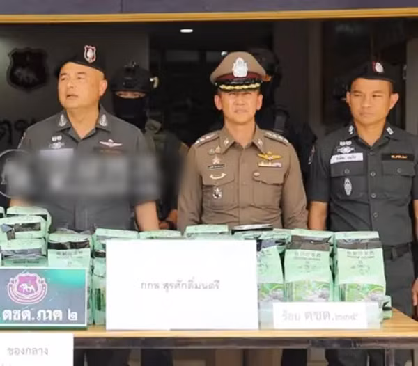 Trong lúc nước mắt lưng tròng, nữ sinh kể lại rằng cha mẹ cô đã ly hôn từ khi cô còn nhỏ, cô được ông bà ngoại nuôi dưỡng. Người cha lâu lâu mới liên lạc với Pancharat một lần, trước đây cũng từng nhờ cô chở hàng hộ nhưng không tiết lộ đó là hàng gì.