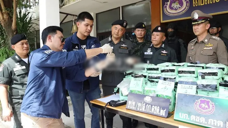 Sau khi bị bắt, nữ sinh Pancharat khai báo với cảnh sát rằng cô hoàn toàn không biết bên trong túi hàng là ma túy. Cô chỉ làm theo yêu cầu của bố mình.