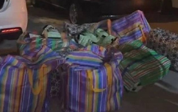 Mới đây, cảnh sát tỉnh Udon Thani của Thái Lan đã phá thành công một vụ buôn bán ma túy xuyên quốc gia, bắt giữ một nữ sinh đại học tên Pancharat, 21 tuổi. Thế nhưng, khi bị bắt, nữ sinh viên này gào khóc thảm thiết, khai rằng mình bị bố ruột lừa phỉnh, hoàn toàn không biết bên trong các túi hàng mà cha cô nhờ đi chuyển hộ là ma túy.