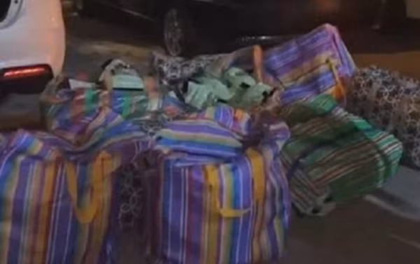 Mới đây, cảnh sát tỉnh Udon Thani của Thái Lan đã phá thành công một vụ buôn bán ma túy xuyên quốc gia, bắt giữ một nữ sinh đại học tên Pancharat, 21 tuổi. Thế nhưng, khi bị bắt, nữ sinh viên này gào khóc thảm thiết, khai rằng mình bị bố ruột lừa phỉnh, hoàn toàn không biết bên trong các túi hàng mà cha cô nhờ đi chuyển hộ là ma túy.