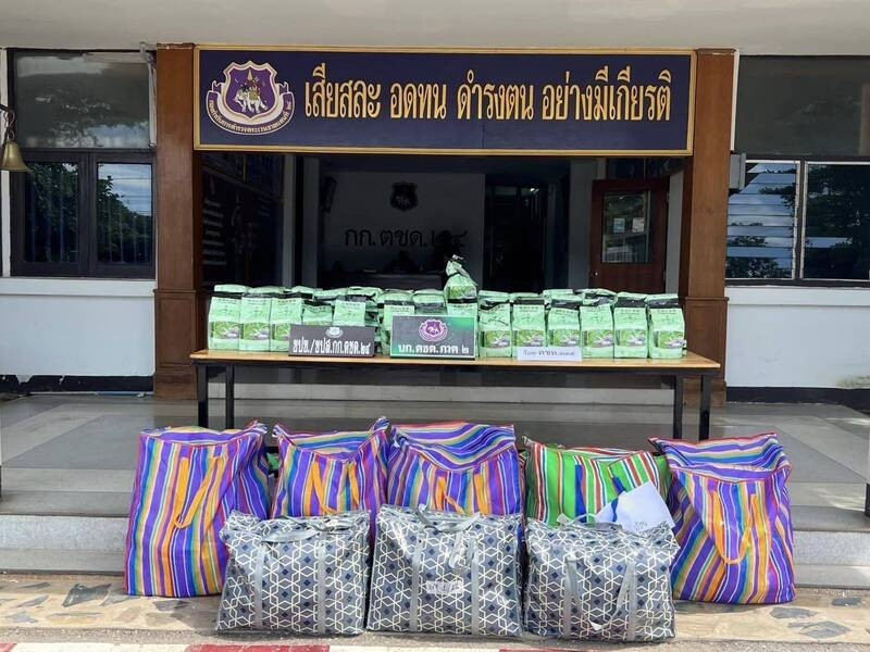 Theo truyền thông địa phương, cảnh sát Udon Thani đã nhận được tin báo về một giao dịch ma túy diễn ra tại một khách sạn địa phương. Khi tới nơi và phục kích, họ đã bắt giữ thành công một nữ sinh đại học và tịch thu số ma túy đá methamphetamine trị giá khoảng 354 triệu baht (khoảng 261 tỷ đồng) với trọng lượng lên tới 354 kg.