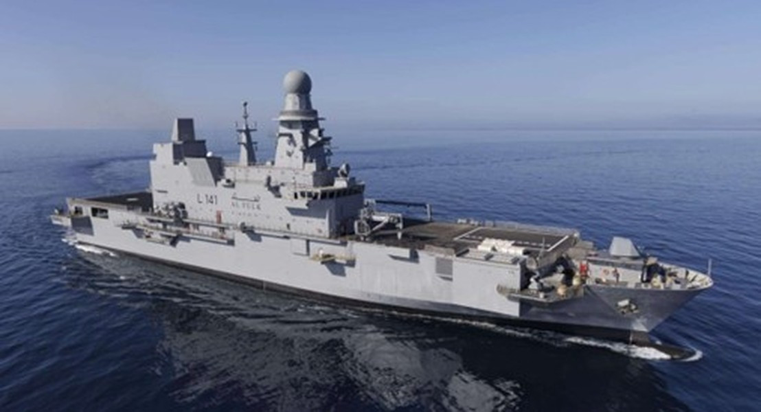 Ở phần mũi của con tàu này có bệ pháo 76 mm trong khi phần đuôi là 16 bệ phóng thẳng đứng (VLS) của tổ hợp phòng không Sylver, trang bị tên lửa đánh chặn Aster 30 (loại đạn này cũng dùng trong hệ thống SAMP/T trên đất liền).