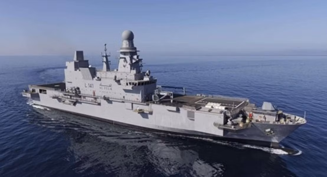 Ở phần mũi của con tàu này có bệ pháo 76 mm trong khi phần đuôi là 16 bệ phóng thẳng đứng (VLS) của tổ hợp phòng không Sylver, trang bị tên lửa đánh chặn Aster 30 (loại đạn này cũng dùng trong hệ thống SAMP/T trên đất liền).