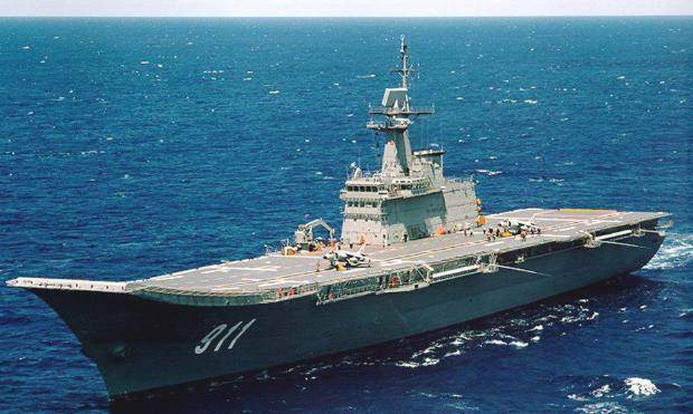 Bên cạnh đó, hàng không mẫu hạm HTMS Chakri Naruebet của Thái Lan, hiện đang là tàu sân bay nhỏ nhất thế giới, hiện tại chỉ mang theo trực thăng, có lượng giãn nước 12.000 tấn và chiều dài 182 mét.