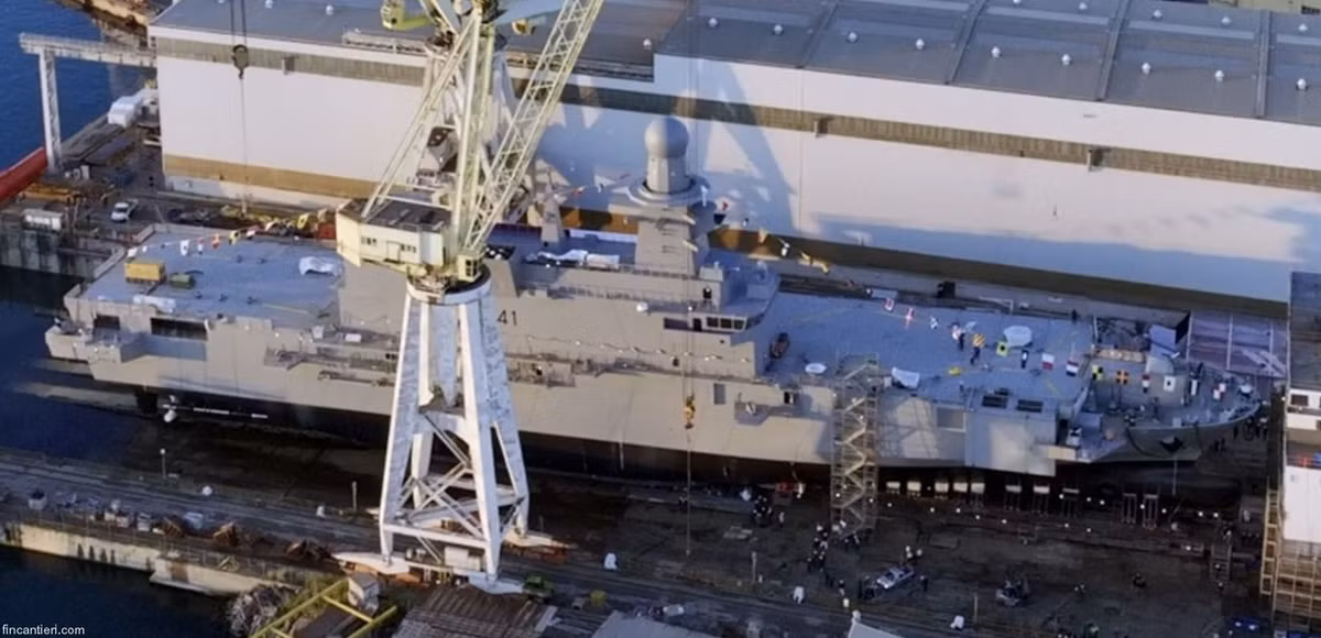 Trong vai trò tàu đổ bộ vận tải, tàu Al Fulk có thiết kế đặc trưng với khoang ngập nước để thả thiết giáp lưỡng cư, cũng như thiết bị nâng thích hợp để triển khai xuồng cao tốc, nó có thể mang theo tới 550 lính thủy đánh bộ, tức một tiểu đoàn.