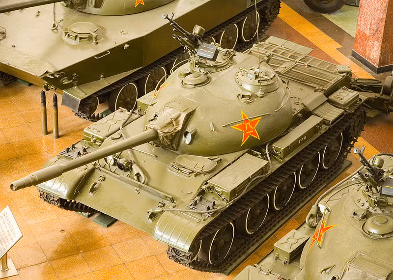 Type 62 được sản xuất đến năm 1989, với 1.200 chiếc ra đời. Một số được nâng cấp thêm giáp phụ và tấm chắn để tăng khả năng bảo vệ. Ảnh: Tank-AFV.