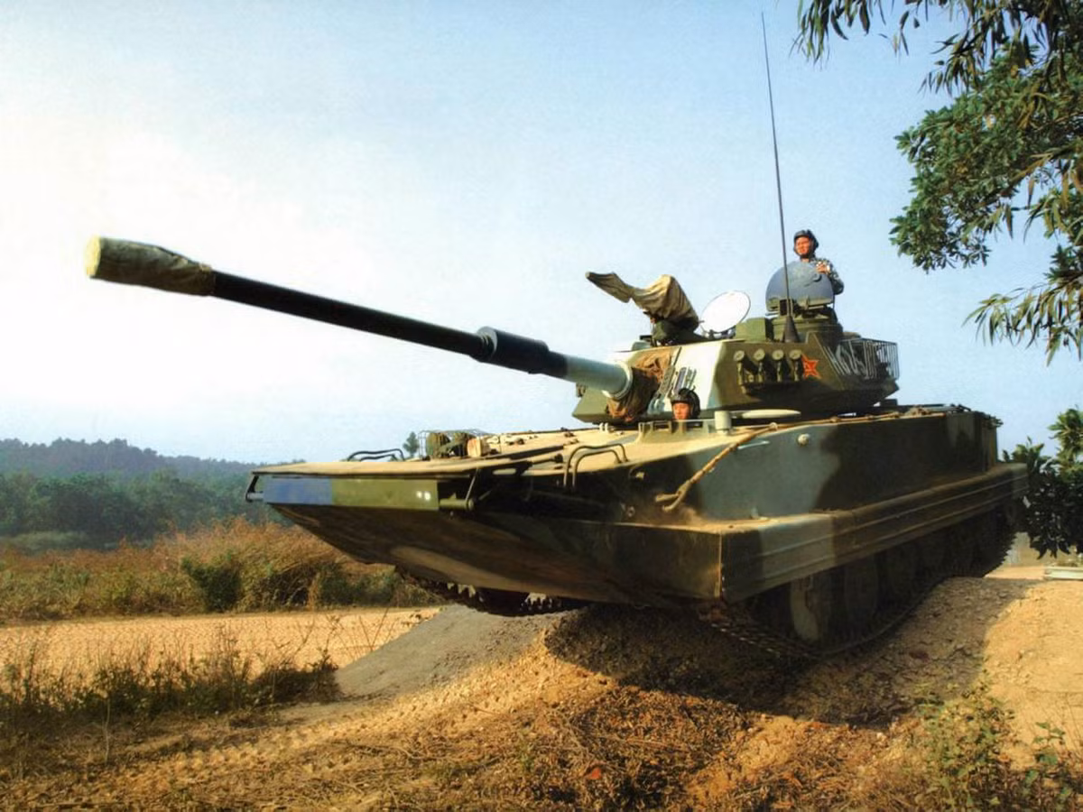 Đến giữa những năm 1980, PLA sở hữu hơn 600 xe tăng lội nước, nhưng phần lớn trong số này lỗi thời. Trong thập niên 1990, Type 63A được phát triển với động cơ mạnh mẽ hơn và giáp composite. Ảnh: War Thunder Forum.