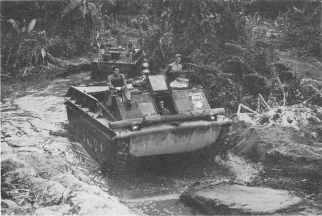 Trong giai đoạn này, PLA sở hữu xe tăng lưỡng cư LVT(A)1, thu giữ sau chiến dịch giải phóng Thượng Hải năm 1949. Xe có giáp chống đạn mỏng và được trang bị hỏa lực gồm súng 37 mm và súng máy. Ảnh: Topwar.