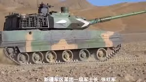 Pháo 105 mm của Type 15 tương thích với đạn NATO, có khả năng xuyên giáp 500 mm ở 2000 m và phóng tên lửa chống tăng tầm xa 5 km. Hệ thống tích hợp hiện đại giúp tăng hiệu quả chiến đấu. Ảnh: China-Arms.