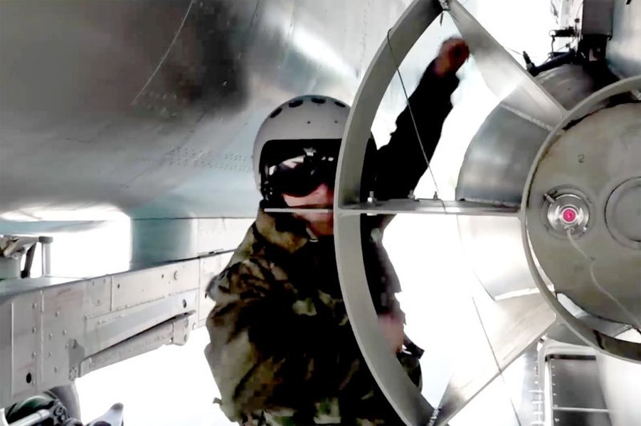 FAB-3000 là loại bom hàng không có sức nổ mạnh nặng 3.000 kg, được thiết kế để tiêu diệt các mục tiêu lớn và kiên cố, thường được sử dụng để phá hủy những cơ sở công nghiệp, cơ sở hạ tầng quân sự, đường băng và nhiều mục tiêu chiến lược khác.