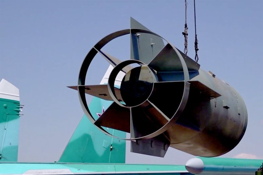 Một vấn đề cần lưu ý đó là trước kia đã có nhiều ý kiến nghi ngờ về tính cần thiết cũng như hiệu quả của việc sử dụng bom hàng không cỡ lớn FAB-3000 trên chiến trường.