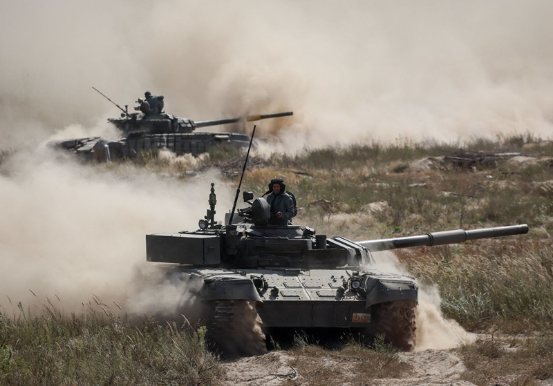 Đồng thời, Quân đội Ukraine cũng đã điều lữ đoàn mạnh nhất của mình, Lữ đoàn cơ giới hạng nặng số 17 mới được tái tổ chức, đến đây. Đây là lữ đoàn hạng nặng duy nhất của Ukraine được trang bị khoảng 60 xe tăng và 60 xe chiến đấu bộ binh, bao gồm hai tiểu đoàn xe tăng, hai tiểu đoàn cơ giới hóa và hai tiểu đoàn bộ binh. Ảnh: Reuters.