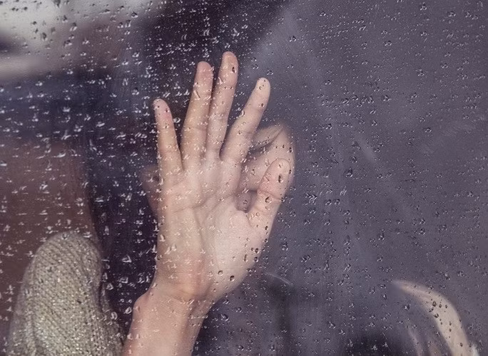 Vụ án lừa đảo tình tiền xảy ra tại tỉnh Tứ Xuyên, Trung Quốc, một người đàn ông 38 tuổi bị cáo buộc đã kết hôn đến 5 lần trong vòng 11 năm và chiếm đoạt số tiền lên đến hơn 2 triệu nhân dân tệ (tương đương khoảng 7 tỷ đồng) từ những người vợ và gia đình của họ. Câu chuyện về "tình trường" đầy rẫy chiêu trò của người đàn ông này đã khiến cộng đồng mạng không khỏi kinh ngạc và phẫn nộ. (Ảnh: Sohu, CNT, 163, QQ)