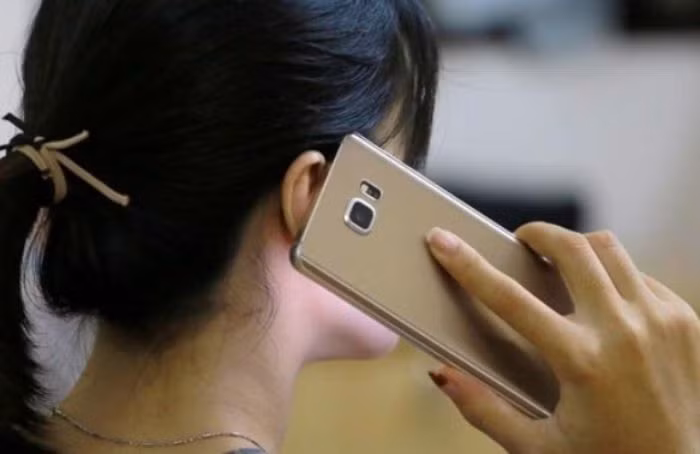 Trong thời gian vẫn còn là chồng của cô Trương thứ nhất, Lưu đã "bắt cá hai tay" và qua lại với một người phụ nữ khác cũng tên Trương (gọi là cô Trương thứ hai). Anh ta tự nhận mình là cổ đông của một công ty cho thuê xe và một quán bar để dễ dàng chiếm được lòng tin của cô gái này. Đến khi cảm thấy "con mồi" đã sập bẫy, Lưu ly hôn với cô Trương thứ nhất và ngay lập tức kết hôn với cô Trương thứ hai. Sau đó, anh ta lại dùng nhiều lý do khác nhau để vòi tiền cô này khoảng 500.000 nhân dân tệ (khoảng 1,7 tỷ đồng).