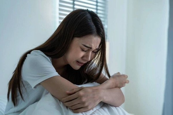 Năm 2019, Lưu lại ly hôn và thông qua một nhóm bạn độc thân trên mạng, anh ta làm quen với cô Trương thứ nhất. Chỉ sau 3 tháng tìm hiểu, cả hai đã tiến tới hôn nhân. Ngay sau khi kết hôn, Lưu yêu cầu cô Trương đứng tên vay ngân hàng 120.000 nhân dân tệ (khoảng 418 triệu đồng) với lý do làm vốn kinh doanh nhà hàng. Tuy nhiên, nhà hàng nhanh chóng đóng cửa vì làm ăn thua lỗ. Không dừng lại ở đó, Lưu tiếp tục bịa ra các dự án đầu tư không có thật để dụ dỗ cô Trương vay mượn thêm 120.000 nhân dân tệ.