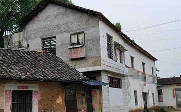 Tin tưởng bạn trai và người mà bạn trai giới thiệu, Trương Linh không ngờ tới vừa đến nhà của Chung Bằng, cô đã bị đối phương nhốt vào một căn phòng nhỏ trên tầng hai của nhà hắn, bắt đầu chuỗi ngày đầy đọa kinh hoàng.