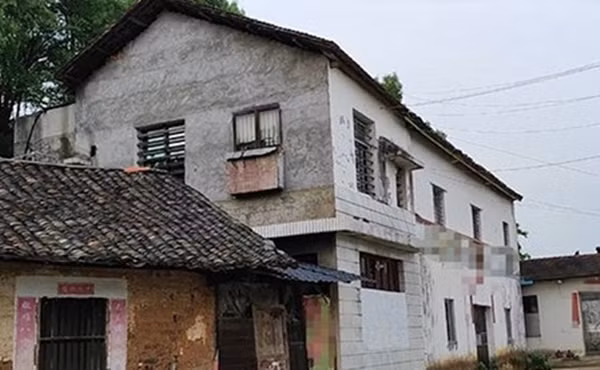 Tin tưởng bạn trai và người mà bạn trai giới thiệu, Trương Linh không ngờ tới vừa đến nhà của Chung Bằng, cô đã bị đối phương nhốt vào một căn phòng nhỏ trên tầng hai của nhà hắn, bắt đầu chuỗi ngày đầy đọa kinh hoàng.