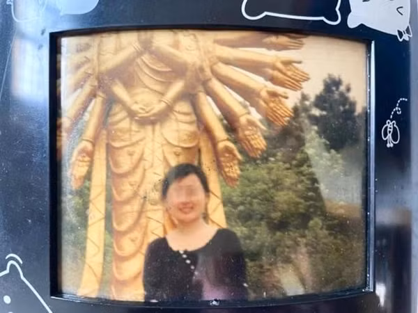 Đến cuối năm 2010, do bị xâm hại liên tục, Trương Linh mang thai và sinh hạ một bé gái. Chung Bằng lúc này đã dụ dỗ vợ và con gái của mình cùng tham gia giám sát và giam giữ Trương Linh để cô không thể bỏ trốn, hứa hẹn rằng sau khi Trương Linh sinh con trai thì mới được tự do. Trải qua 5 năm địa ngục, Trương Linh bị suy giảm nghiêm trọng về sức khỏe và tinh thần, dần dần mất đi khả năng hoạt động và tư duy bình thường.