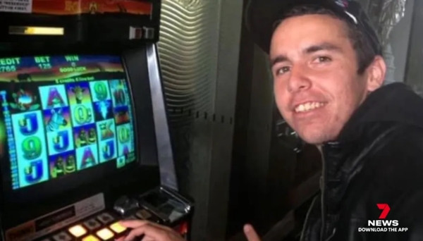 Cụ thể, trong lúc hoang mang, Clavell đã chia sẻ tin mang thai với đồng nghiệp Jessica Elguindy và bày tỏ sự hối hận về "hành động ngu ngốc" của mình. Theo nội dung tin nhắn, cô viết: "Tôi đã thử thai 3 lần và đều dương tính. Tại sao thuốc tránh thai khẩn cấp lại không có tác dụng?". Trong ảnh là Mark Kennedy trước khi vào tù.