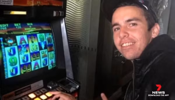 Cụ thể, trong lúc hoang mang, Clavell đã chia sẻ tin mang thai với đồng nghiệp Jessica Elguindy và bày tỏ sự hối hận về "hành động ngu ngốc" của mình. Theo nội dung tin nhắn, cô viết: "Tôi đã thử thai 3 lần và đều dương tính. Tại sao thuốc tránh thai khẩn cấp lại không có tác dụng?". Trong ảnh là Mark Kennedy trước khi vào tù.