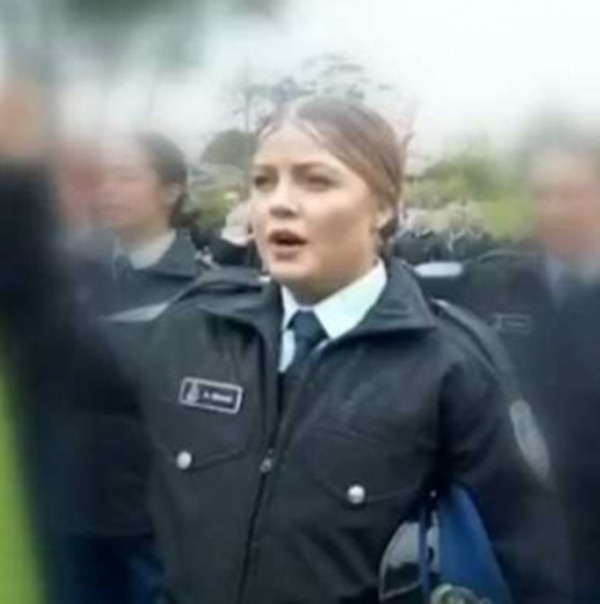 Trong thời gian quen biết Mark Kennedy, nữ quản giáo Amber Clavell đã viết "thư tình" cho đối phương, hứa sẽ kiên nhẫn chờ đợi anh ta ra tù. Cả hai gắn bó đến mức thậm chí đã phát sinh quan hệ tình dục trong tù, dẫn đến việc nữ quản giáo Amber Clavell mang thai ngoài ý muốn.