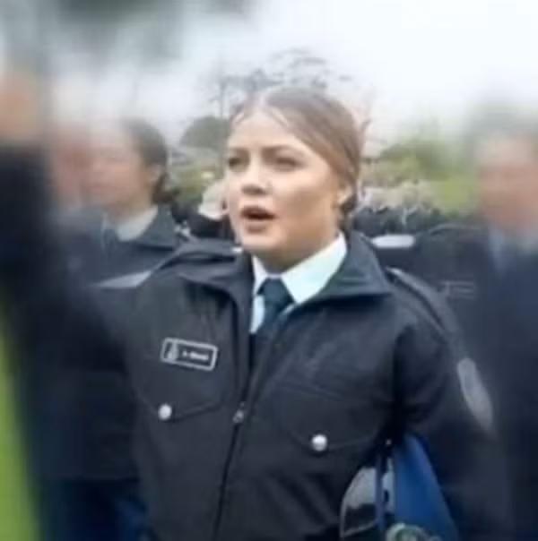 Trong thời gian quen biết Mark Kennedy, nữ quản giáo Amber Clavell đã viết "thư tình" cho đối phương, hứa sẽ kiên nhẫn chờ đợi anh ta ra tù. Cả hai gắn bó đến mức thậm chí đã phát sinh quan hệ tình dục trong tù, dẫn đến việc nữ quản giáo Amber Clavell mang thai ngoài ý muốn.