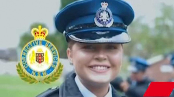 Theo nhiều nguồn tin từ truyền thông Australia, Amber Clavell (25 tuổi) là một nhân viên kế hoạch và dịch vụ tại Trung tâm Cải huấn Geoffrey Pearce, đã phát triển quan hệ tình cảm không phù hợp với tù nhân đẹp trai Mark Kennedy. Mối quan hệ này dần dần vượt quá ranh giới pháp luật.