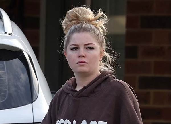 Mối quan hệ bất chính của hai người bị phát hiện khi Amber Clavell nhiều lần truy cập vào hệ thống điện thoại của tù nhân ngoài giờ làm việc, gây nghi ngờ cho cơ quan chức năng. Ngoài ra, cô cũng vô tình tiết lộ tin mang thai cho đồng nghiệp.