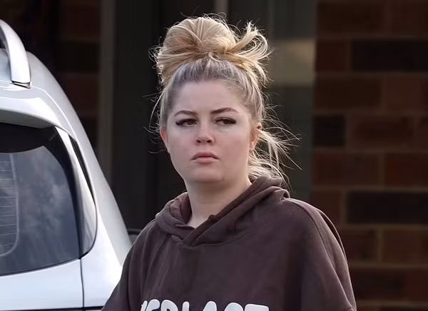 Mối quan hệ bất chính của hai người bị phát hiện khi Amber Clavell nhiều lần truy cập vào hệ thống điện thoại của tù nhân ngoài giờ làm việc, gây nghi ngờ cho cơ quan chức năng. Ngoài ra, cô cũng vô tình tiết lộ tin mang thai cho đồng nghiệp.