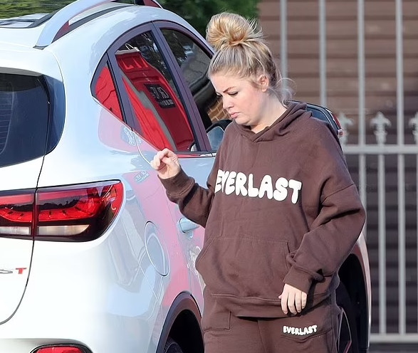 Cách đây vài ngày, Amber Clavell tiếp tục phải ra hầu tòa. Thẩm phán tuyên án rằng do cô đã quan hệ tình dục với tù nhân và đưa chất cấm vào nơi giam giữ, cô bị kết án 2 năm 3 tháng cải tạo tăng cường, cùng với 200 giờ phục vụ cộng đồng bổ sung.