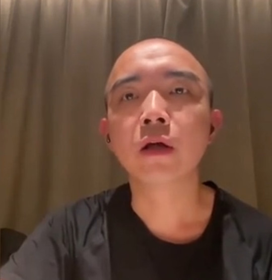 Chính quyền địa phương đã vào cuộc sau khi sự việc lan rộng, tạo ra hiệu ứng tiêu cực trong xã hội. Đồn cảnh sát đã thành lập một nhóm chuyên án để điều tra và hòa giải vụ việc. Tuy nhiên, việc xử lý như thế nào để đảm bảo quyền lợi của gia đình nạn nhân và răn đe những hành vi tương tự trong tương lai vẫn là một thách thức lớn. Trong ảnh là anh Lý chia sẻ về vụ việc.