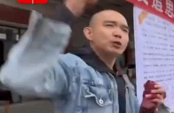 Tuy nhiên, điều gây sốc là sau khi mãn hạn tù, ông D không hề tỏ ra ăn năn hối cải. Thay vào đó, ông ta đã tổ chức một bữa tiệc hoành tráng ngay trước cửa nhà gia đình ông Lý với 18 mâm cỗ, mời 180 khách khứa.