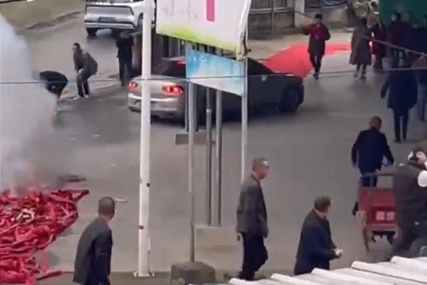 Vụ việc gây phẫn nộ dư luận vừa xảy ra tại thành phố Miên Dương, tỉnh Tứ Xuyên, Trung Quốc. Hung thủ của một vụ án mạng cách đây 20 năm sau khi mãn hạn tù đã tổ chức một bữa tiệc ra tù linh đình ngay trước cửa nhà nạn nhân. Hành động khiêu khích này không chỉ thể hiện sự không hối hận của hung thủ mà còn đặt ra câu hỏi về công tác giáo dục pháp luật và sự cần thiết của việc bảo vệ quyền lợi cho nạn nhân. (Nguồn: Sohu)