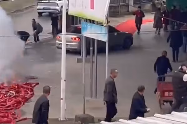 Vụ việc gây phẫn nộ dư luận vừa xảy ra tại thành phố Miên Dương, tỉnh Tứ Xuyên, Trung Quốc. Hung thủ của một vụ án mạng cách đây 20 năm sau khi mãn hạn tù đã tổ chức một bữa tiệc ra tù linh đình ngay trước cửa nhà nạn nhân. Hành động khiêu khích này không chỉ thể hiện sự không hối hận của hung thủ mà còn đặt ra câu hỏi về công tác giáo dục pháp luật và sự cần thiết của việc bảo vệ quyền lợi cho nạn nhân. (Nguồn: Sohu)