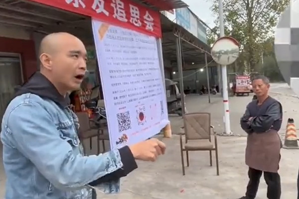 Theo thông tin được đăng tải rộng rãi trên các phương tiện truyền thông Trung Quốc, vụ án mạng xảy ra cách đây 20 năm liên quan đến một mâu thuẫn hàng xóm. Nạn nhân là ông Lý đã bị sát hại một cách dã man, hung thủ thậm chí còn có ý định đốt xác nạn nhân. Hung thủ, được xác định là ông D, sau đó bị kết án tù giam 20 năm. Trong ảnh là con trai ông Lý đang chia sẻ với cảnh sát về sự việc.