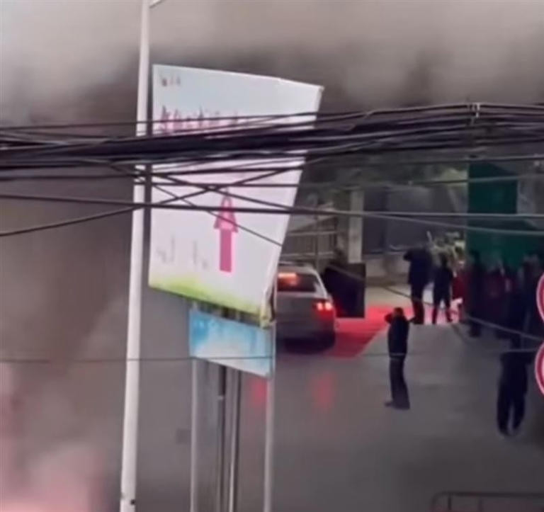 Sự việc đã gây ra làn sóng phẫn nộ mạnh mẽ trong dư luận. Nhiều người đặt câu hỏi về việc giáo dục pháp luật cho những người phạm tội sau khi ra tù. Liệu việc ông D được trả tự do có đồng nghĩa với việc xã hội chấp nhận hành vi phạm tội của ông ta? Thực tế, hành động ngông cuồng của ông D đã làm tổn thương sâu sắc đến gia đình nạn nhân và gây ra sự bất an trong cộng đồng.